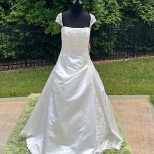 NWT Maggie Sottero Bridal Cap Sleeves Satin Diamond White Size 16